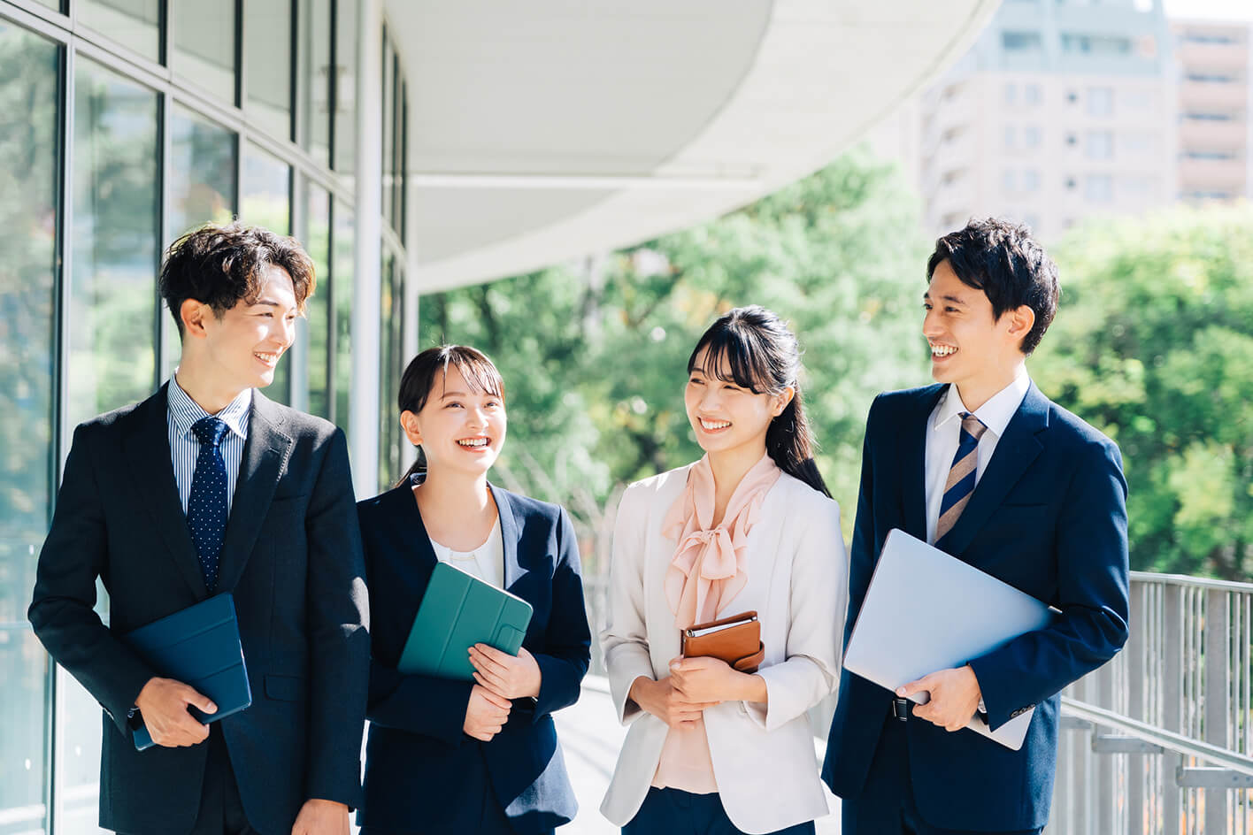 集まり談笑する社員の様子