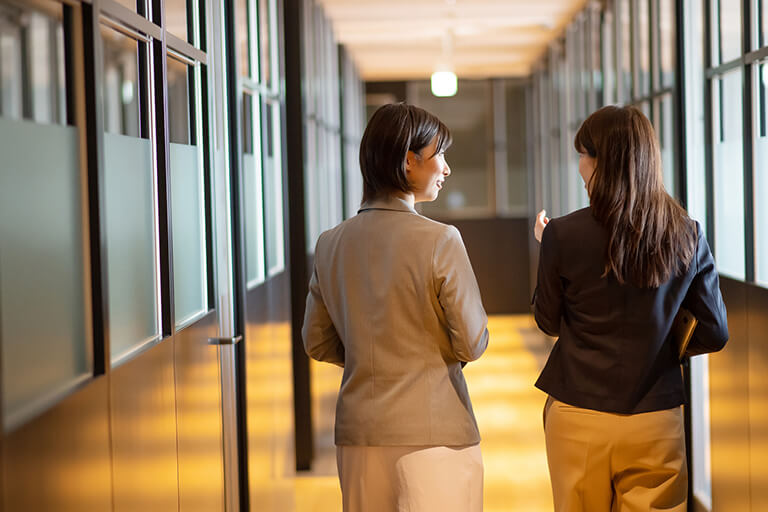 キャリアの相談をする女性社員